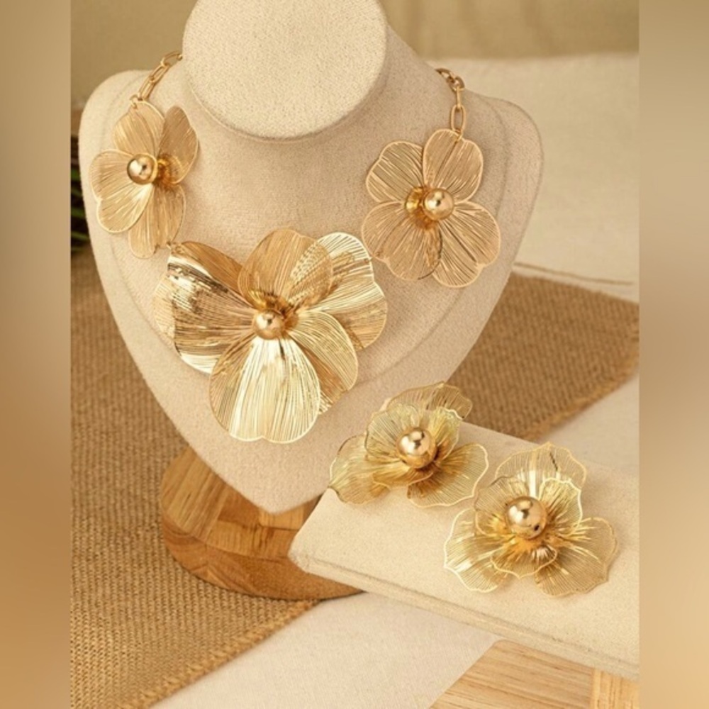✨NEW✨ Elegant Gold Floral Jewelry earrings necklace Set